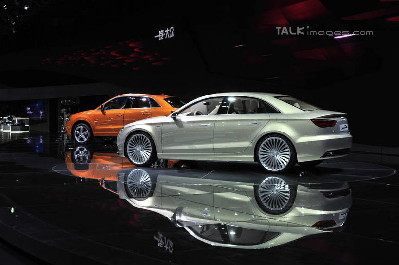 无人,横图,室内,白天,正面,旅游,度假,标志建筑,地标,建筑,汽车,照明,上海,中国,亚洲,停靠,阴影,光线,瓷砖,地砖,影子,灯光,地面,娱乐,建设,浦东,顶灯,车,灯,灯具,交通工具,轿车,享受,休闲,展示,旅游胜地,放松,展览,车展,奥迪,照亮,申,照明设备,停泊,载具,浦东新区,东亚,上海新国际博览中心,上海市,龙阳路,中华人民共和国,沪,华东地区,彩图,汽车展览,shlbh1