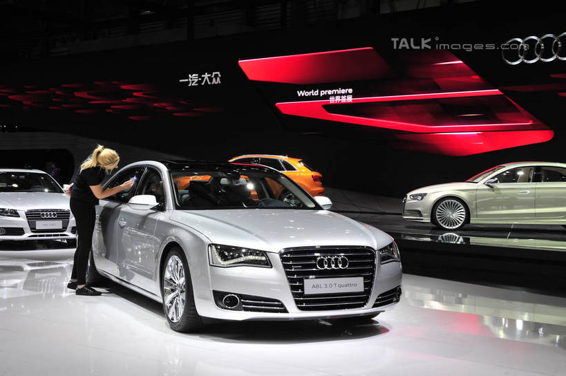 西方人,一个人,站,横图,室内,白天,侧面,旅游,度假,标志建筑,地标,建筑,汽车,照明,上海,欧洲,中国,欧洲人,亚洲,仅一个年轻女性,仅一个女性,仅一个人,阴影,服装,光线,影子,灯光,注视,休闲装,娱乐,建设,浦东,顶灯,车,灯,衣服,灯具,交通工具,轿车,观察,看,站着,享受,休闲,休闲服,展示,旅游胜地,放松,服饰,观看,展览,车展,奥迪,照亮,申,察看,照明设备,关注,载具,浦东新区,东亚,上海新国际博览中心,上海市,龙阳路,中华人民共和国,沪,华东地区,年轻女性,女人,女性,白种人,站立,彩图,全身,汽车展览,shlbh1