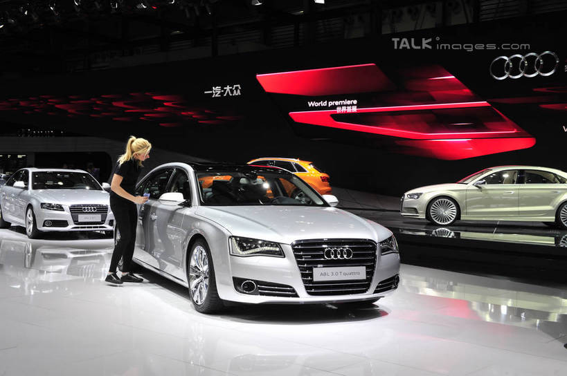 西方人,一个人,站,横图,室内,白天,侧面,旅游,度假,标志建筑,地标,建筑,汽车,照明,上海,欧洲,中国,欧洲人,亚洲,仅一个年轻女性,仅一个女性,仅一个人,阴影,服装,光线,影子,灯光,注视,休闲装,娱乐,建设,浦东,顶灯,车,灯,衣服,灯具,交通工具,轿车,观察,看,站着,享受,休闲,休闲服,展示,旅游胜地,放松,服饰,观看,展览,车展,奥迪,照亮,申,察看,照明设备,关注,载具,浦东新区,东亚,上海新国际博览中心,上海市,龙阳路,中华人民共和国,沪,华东地区,年轻女性,女人,女性,白种人,站立,彩图,全身,汽车展览,shlbh1