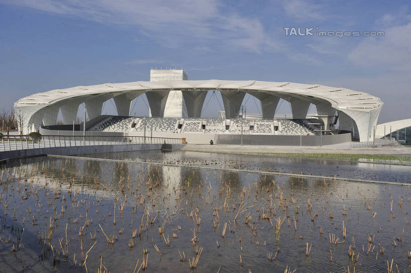 无人,体育馆,栏杆,运动场,横图,室外,白天,正面,旅游,度假,标志建筑,地标,建筑,上海,中国,亚洲,阴影,光线,影子,池塘,水池,云,云朵,围栏,云彩,娱乐,建设,体育场,浦东,护栏,蓝色,白云,蓝天,天空,阳光,天,享受,休闲,旅游胜地,放松,晴朗,申,浦东新区,上海东方体育中心,东亚,上海市,中华人民共和国,沪,华东地区,运动馆,晴空,彩图,海上皇冠,上海水上竞技中心,shlbh1