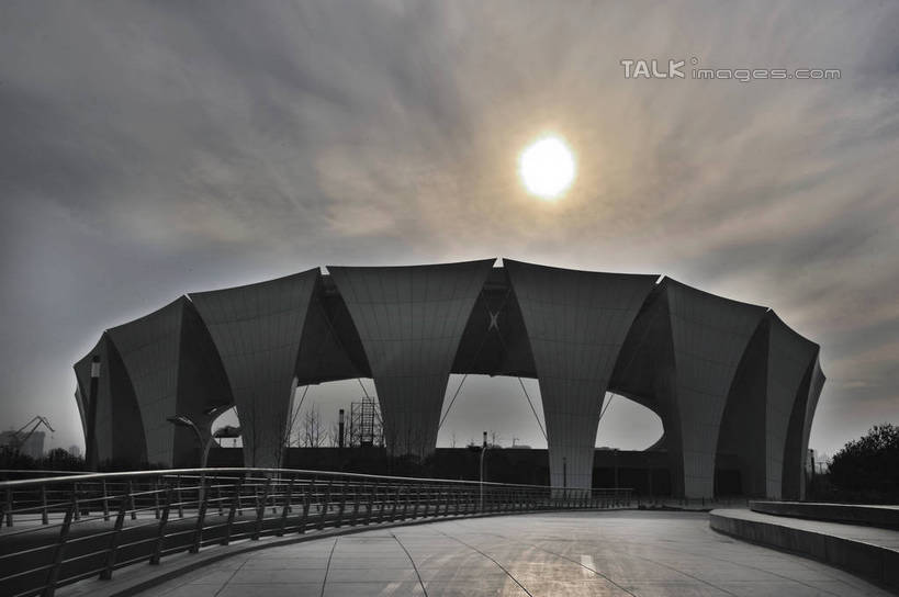 无人,体育馆,栏杆,运动场,横图,室外,白天,仰视,旅游,度假,太阳,标志建筑,道路,地标,建筑,路,上海,中国,亚洲,阴影,光线,影子,云,云朵,围栏,小路,交通,云彩,娱乐,建设,体育场,浦东,护栏,蓝色,白云,蓝天,天空,阳光,天,享受,休闲,旅游胜地,放松,晴朗,申,浦东新区,上海东方体育中心,东亚,上海市,中华人民共和国,沪,华东地区,运动馆,晴空,彩图,低角度拍摄,海上皇冠,上海水上竞技中心,shlbh1