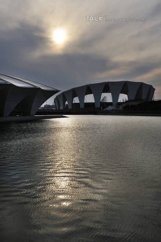 无人,体育馆,栏杆,运动场,竖图,室外,白天,正面,旅游,度假,河流,水,太阳,标志建筑,道路,地标,建筑,路,上海,中国,亚洲,阴影,光线,影子,河水,水流,云,云朵,围栏,小路,交通,云彩,娱乐,建设,体育场,浦东,护栏,蓝色,白云,蓝天,天空,阳光,天,享受,休闲,旅游胜地,放松,晴朗,申,浦东新区,上海东方体育中心,东亚,上海市,中华人民共和国,沪,华东地区,运动馆,晴空,彩图,海上皇冠,上海水上竞技中心,shlbh1