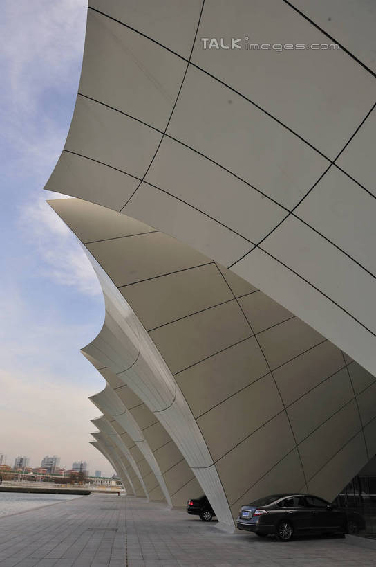 无人,体育馆,运动场,竖图,室外,白天,仰视,旅游,度假,标志建筑,地标,建筑,上海,中国,亚洲,阴影,光线,影子,墙,云,云朵,云彩,娱乐,建设,体育场,浦东,墙壁,墙面,蓝色,白色,白云,蓝天,天空,阳光,天,享受,休闲,旅游胜地,放松,晴朗,申,浦东新区,上海东方体育中心,东亚,上海市,中华人民共和国,沪,华东地区,运动馆,晴空,彩图,低角度拍摄,海上皇冠,上海水上竞技中心,shlbh1