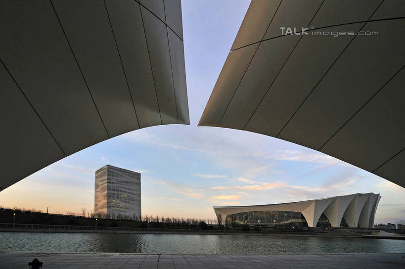 无人,体育馆,栏杆,运动场,横图,室外,白天,仰视,旅游,度假,河流,日落,水,标志建筑,地标,建筑,上海,中国,亚洲,波纹,河水,水流,晚霞,霞光,云,云朵,落日,围栏,涟漪,云彩,娱乐,建设,体育场,浦东,护栏,白云,水纹,黄昏,波浪,享受,休闲,旅游胜地,彩霞,放松,申,浦东新区,上海东方体育中心,东亚,上海市,中华人民共和国,沪,华东地区,水晕,运动馆,夕照,薄暮,夕阳,彩图,低角度拍摄,傍晚,海上皇冠,上海水上竞技中心,斜阳,shlbh1