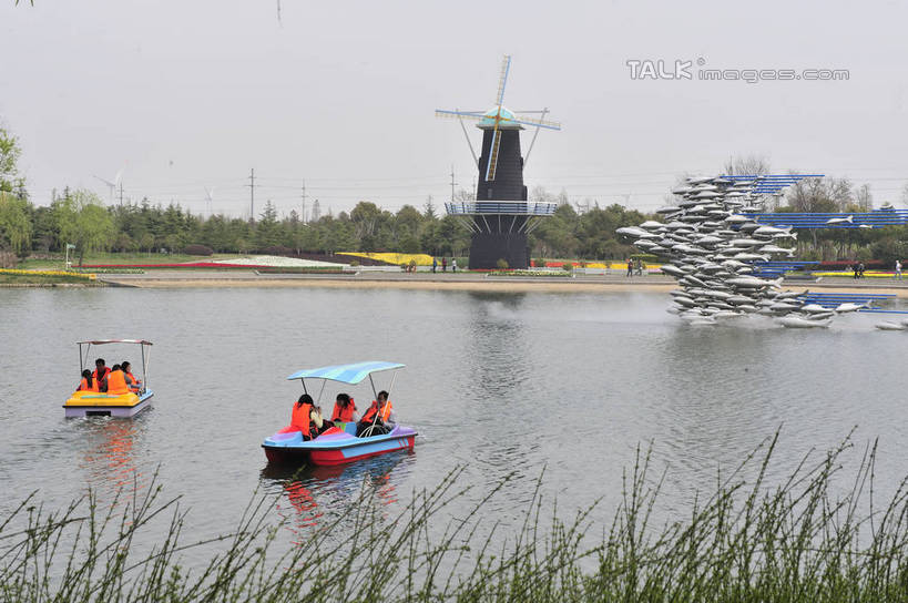东方人,坐,横图,室外,白天,爱情,旅游,度假,灌溉,草地,草坪,石头,美景,树林,植物,船,风车,上海,中国,亚洲,五个人,一堆,许多,行人,堆叠,堆积,环保,救生衣,石子,景观,很多,许多人,浪漫,注视,黄种人,娱乐,浦东,路人,草,树,树木,背面,绿色,天空,自然,交通工具,天,观察,看,一群人,享受,休闲,温暖,温馨,假山,景色,恩爱,放松,恋人,充气,游乐设施,生长,能源,成长,观看,堆,救生背心,回收,申,和睦,资源,察看,浇灌,荷兰风车,舟,救生,关注,自然风光,载具,脚踏船,利用,低碳,浦东新区,东亚,循环,上海市,上海鲜花港,龙阳路,中华人民共和国,沪,华东地区,磨坊,持续,浮水衣,过客,男人,男性,年轻男性,年轻女性,女人,女性,亚洲人,情侣,石块,坐着,彩图,全身,伴侣,融洽,shlbh1