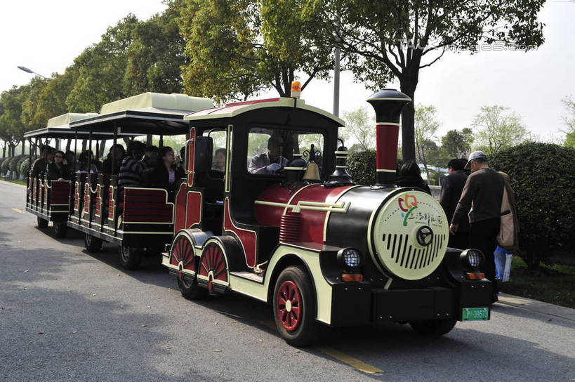 东方人,背部,坐,走,横图,室外,白天,正面,旅游,度假,草地,草坪,美景,树林,植物,火车,汽车,观光车,上海,中国,亚洲,行人,游客,游人,阴影,服装,光线,影子,景观,许多人,注视,休闲装,黄种人,娱乐,浦东,路人,旅客,车,草,树,树木,衣服,蓝色,绿色,蓝天,天空,阳光,自然,交通工具,天,观察,看,一群人,享受,休闲,休闲服,景色,放松,服饰,生长,晴朗,成长,观看,申,察看,关注,自然风光,载具,浦东新区,东亚,上海市,上海鲜花港,龙阳路,万里无云,中华人民共和国,沪,华东地区,过客,男人,男性,年轻男性,年轻女性,女人,女性,亚洲人,晴空,晴空万里,步行,散步,走路,坐着,彩图,全身,旅游观光车,shlbh1