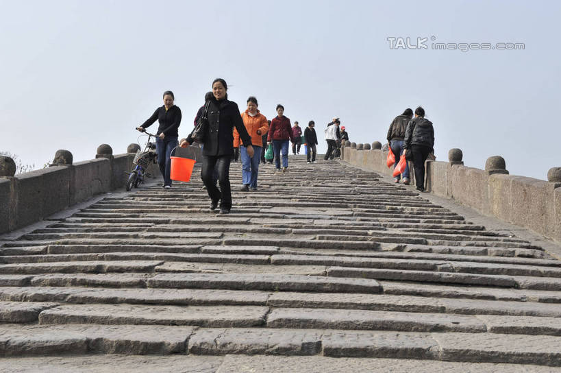 东方人,走,横图,室外,白天,仰视,旅游,度假,石头,名胜古迹,楼梯,标志建筑,地标,建筑,中国,亚洲,行人,游客,游人,阴影,服装,遗迹,光线,石子,影子,阶梯,桥,许多人,拎,注视,休闲装,黄种人,古迹,文物,娱乐,建设,古建筑,石桥,浙江,路人,旅客,拱桥,台阶,栈桥,浙江省,衣服,蓝色,蓝天,天空,阳光,天,观察,看,一群人,享受,休闲,休闲服,旅游胜地,放松,服饰,拱形,晴朗,观看,杭州,人行桥,石拱桥,察看,关注,古文明,东亚,广济桥,碧天桥,杭州市,万里无云,中华人民共和国,华东地区,省会,浙,过客,男人,男性,年轻男性,年轻女性,女人,女性,亚洲人,石块,晴空,晴空万里,步行,散步,走路,彩图,低角度拍摄,全身,余杭区,通济桥,拎着,shlbh1