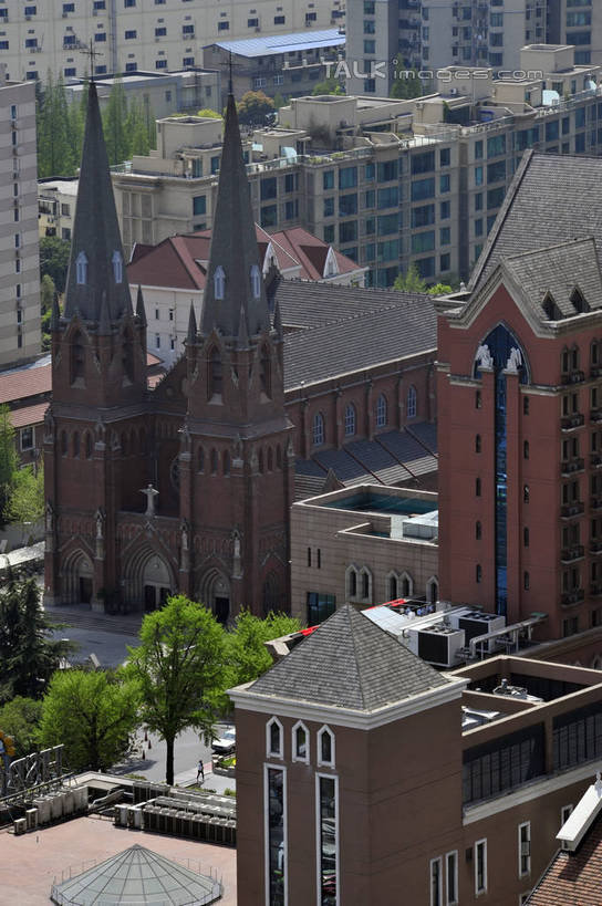 无人,家,高楼大厦,教堂,竖图,俯视,航拍,室外,白天,度假,美景,植物,城市风光,城市,大厦,建筑,摩天大楼,上海,中国,亚洲,阴影,节日,光线,影子,房屋,屋子,景观,公寓,建筑群,文化,娱乐,建设,洋房,楼房,住宅,树,树木,绿色,阳光,自然,祈祷,享受,休闲,健康,景色,放松,许愿,宗教,信仰,生长,成长,纪念,祈求,申,基督教,鸟瞰,天主教,信念,东亚,徐家汇天主堂,徐汇区,上海市,中华人民共和国,沪,华东地区,平安,彩图,高角度拍摄,房子,大教堂,大楼,高层建筑,高楼,礼拜堂,摩天楼,圣依纳爵堂,圣依纳爵主教座堂,徐家汇大教堂,shlbh1