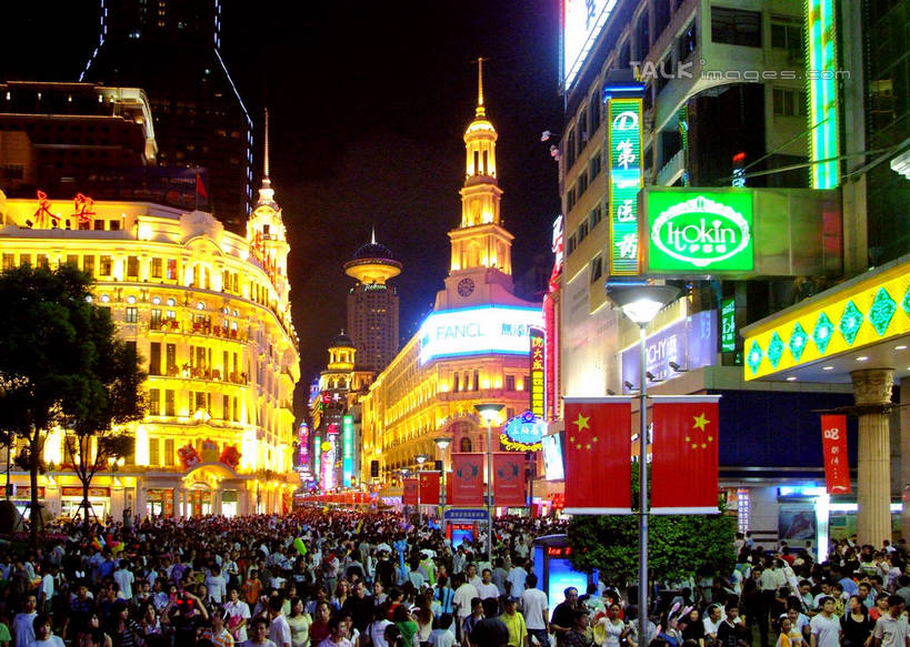 东方人,背部,高楼大厦,商店,走,横图,室外,夜晚,正面,购物,旅游,度假,消费,植物,标志建筑,超市,大厦,地标,建筑,摩天大楼,商场,上海,中国,亚洲,行人,游客,游人,阴影,服装,光线,影子,灯光,许多人,注视,休闲装,黄种人,娱乐,建设,路人,旅客,树,树木,衣服,绿色,自然,南京路,观察,看,一群人,享受,休闲,休闲服,旅游胜地,放松,金融,百货,服饰,永安百货,南京路步行街,生长,成长,观看,申,察看,关注,选购,贸易,百货公司,黄浦区,东亚,上海市,中华人民共和国,沪,华东地区,血拼,过客,男人,男性,年轻男性,年轻女性,女人,女性,亚洲人,步行,散步,走路,半身,彩图,大楼,高层建筑,高楼,购物商场,购物中心,摩天楼,商业中心,永安,shlbh1