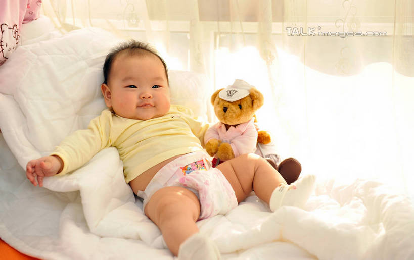 东方人,婴儿,儿童,一个人,躺,伸展双臂,笑,微笑,露齿笑,横图,俯视,室内,白天,婴儿服装,游戏,纯洁,窗户,窗帘,床,卧室,熊,玩具,亚洲,仅一个人,阴影,光线,影子,床单,泰迪熊,玩,黄种人,娱乐,被子,尿布,纸尿裤,尿不湿,玻璃窗,小孩,阳光,休闲,可爱,益智,毛绒玩具,单人床,活泼,活动,被单,纸尿布,发泄,消遣,智力,宝宝,纯真,烂漫,无邪,纸尿片,宣泄,婴儿房,卧着,伶俐,天真,亚洲人,孩子,敞开双臂,伸开双臂,躺着,玩耍,卧,嬉戏,展开双肩,张开手臂,张开双臂,彩图,高角度拍摄,全身,婴儿服,睡房,卧房,襁褓,shlmx1