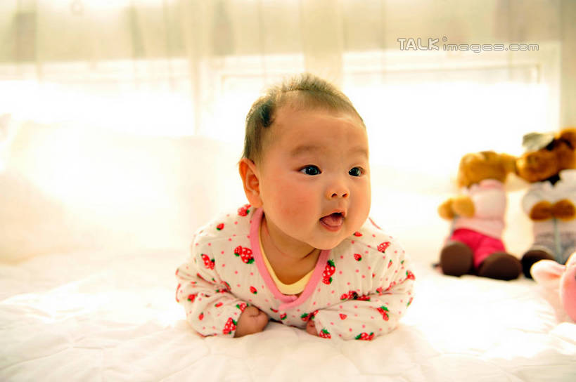 东方人,婴儿,儿童,一个人,横图,室内,白天,正面,婴儿服装,游戏,纯洁,窗户,窗帘,床,卧室,熊,玩具,亚洲,仅一个人,阴影,光线,影子,床单,泰迪熊,玩,黄种人,娱乐,被子,玻璃窗,小孩,阳光,趴着,张嘴,休闲,吐舌,可爱,益智,毛绒玩具,单人床,活泼,活动,被单,发泄,消遣,智力,宝宝,张大嘴巴,纯真,烂漫,无邪,宣泄,婴儿房,伶俐,天真,亚洲人,孩子,张开嘴,趴,玩耍,嬉戏,彩图,全身,婴儿服,睡房,卧房,襁褓,shlmx1