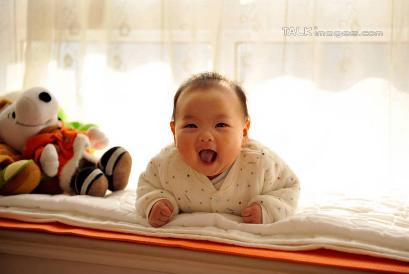 东方人,婴儿,儿童,一个人,横图,室内,白天,正面,婴儿服装,游戏,纯洁,窗户,窗帘,床,卧室,熊,玩具,亚洲,仅一个人,阴影,光线,影子,床单,泰迪熊,玩,黄种人,娱乐,被子,玻璃窗,小孩,阳光,趴着,张嘴,休闲,吐舌,可爱,益智,毛绒玩具,单人床,活泼,活动,被单,发泄,消遣,智力,宝宝,张大嘴巴,纯真,烂漫,无邪,宣泄,婴儿房,伶俐,天真,亚洲人,孩子,张开嘴,趴,玩耍,嬉戏,半身,彩图,婴儿服,睡房,卧房,襁褓,shlmx1