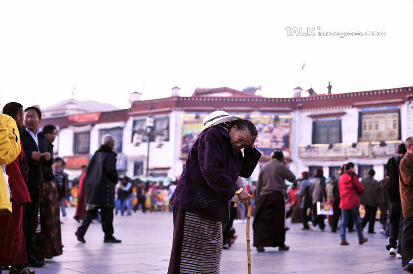 东方人,走,横图,室外,白天,正面,道路,街道,路,公路,帽子,亚洲,行人,阴影,朦胧,模糊,光线,影子,墙,地面,交通,许多人,黄种人,墙壁,墙面,天空,阳光,遮阳帽,天,一群人,拐杖,支撑,辅助,老年男性,老年女性,男人,男性,年轻男性,年轻女性,女人,女性,亚洲人,马路,步行,走路,半身,彩图,shlmx1