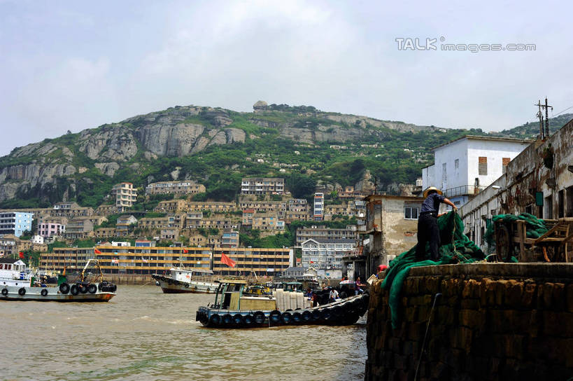 东方人,一个人,高楼大厦,码头,站,横图,室外,白天,度假,海浪,海洋,美景,山,城市风光,城市,大厦,港口,建筑,轮船,摩天大楼,船,亚洲,仅一个男性,仅一个人,仅一个中年男性,许多,晾晒,握,阴影,光线,影子,景观,浪花,山峰,云,云朵,建筑群,山峦,拿,云彩,拿着,黄种人,娱乐,建设,渔民,背面,蓝色,白云,蓝天,天空,阳光,海水,交通工具,天,行驶,站着,享受,休闲,景色,放松,握着,渔网,整理,渔具,航行,抓捕,捕捞,鱼网,海景,拉网,捕捞工具,男人,男性,中年男性,亚洲人,大海,风浪,海,海水的波动,近岸浪,涌浪,站立,彩图,全身,摆渡口,埠头,大楼,渡口,渡头,港湾,高层建筑,高楼,海港,货运码头,口岸,摩天楼,商港,shlmx1