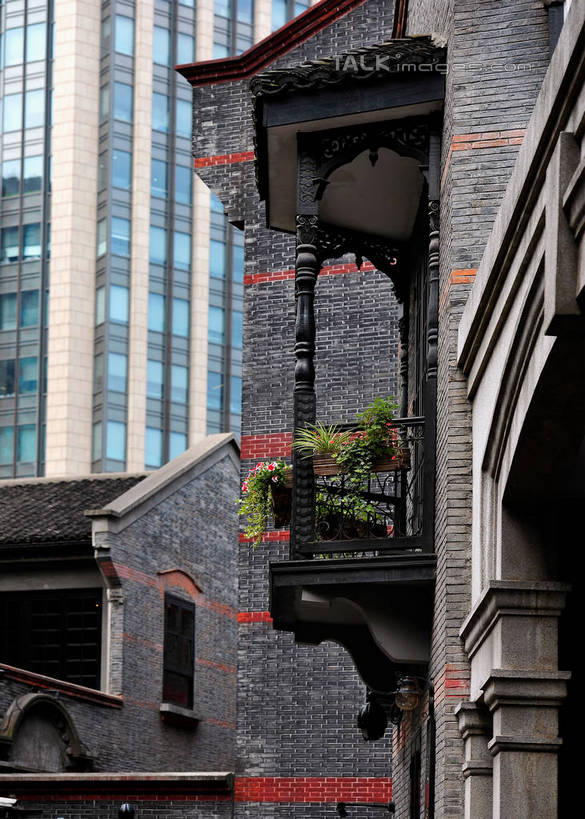 无人,家,高楼大厦,栏杆,露台,竖图,室外,白天,仰视,旅游,度假,美景,阳台,城市风光,城市,大厦,建筑,摩天大楼,花盆,上海,中国,亚洲,盛开,房屋,墙,屋子,景观,公寓,围栏,花蕾,娱乐,建设,洋房,护栏,楼房,墙壁,墙面,住宅,花,花瓣,花朵,鲜花,花苞,花蕊,享受,休闲,景色,放松,申,东亚,上海市,中华人民共和国,沪,华东地区,彩图,低角度拍摄,房子,大楼,高层建筑,高楼,露天阳台,摩天楼,shlmx1