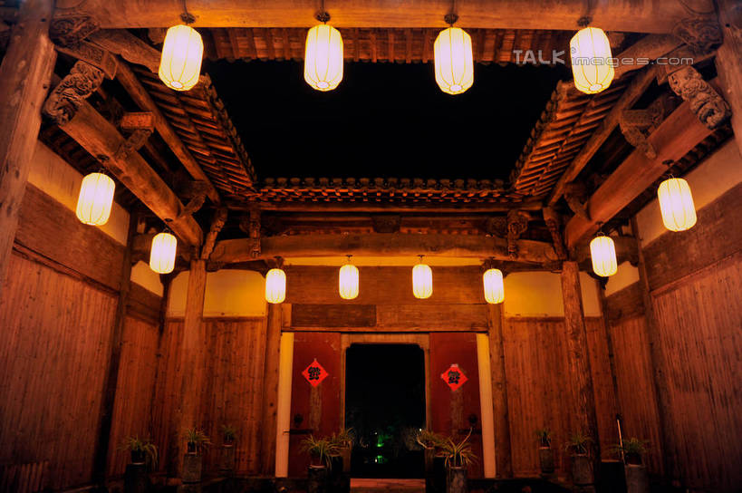 无人,横图,室内,夜晚,仰视,旅游,度假,名胜古迹,植物,门,标志建筑,地标,建筑,花盆,照明,对联,许多,悬挂,遗迹,木制,盆栽,灯光,盆景,古迹,文物,娱乐,建设,古建筑,吊灯,灯,绿色,白色,天空,自然,木制品,灯具,门框,天,享受,休闲,旅游胜地,放松,生长,成长,天井,照亮,照明设备,古文明,兰花,彩图,低角度拍摄,shlmx1