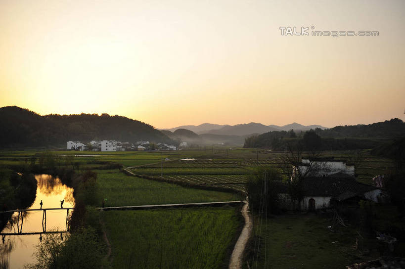 无人,农田,横图,俯视,室外,白天,旅游,度假,庄稼,农作物,河流,美景,日落,山,山脉,水,道路,路,阴影,光线,木板,影子,房屋,屋子,河水,景观,山峰,水流,晚霞,霞光,农村,小路,桥,木桥,交通,山峦,娱乐,民居,天空,阳光,自然,黄昏,村庄,群山,天,享受,休闲,景色,彩霞,放松,人行桥,木板桥,自然风光,夕阳,彩图,高角度拍摄,耕地,庄稼田,房子,shlmx1