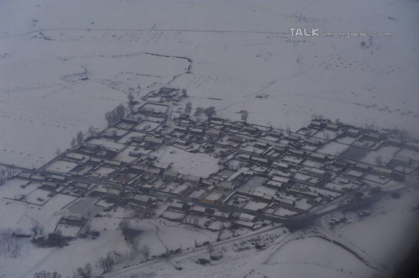 无人,家,横图,俯视,航拍,室外,白天,旅游,度假,美景,雪,雾,大雪,道路,路,公路,中国,亚洲,许多,阴影,朦胧,模糊,光线,影子,房屋,屋子,积雪,景观,雪景,冬季,冬天,辽阔,地面,交通,娱乐,楼房,住宅,排列,阳光,自然,平原,享受,休闲,广阔,景色,放松,寒冷,迷雾,鸟瞰,队列,自然风光,东亚,吉林,吉林省,中华人民共和国,严寒,东北地区,吉,广大,广宽,空阔,大雾,马路,彩图,高角度拍摄,房子,shlyb1