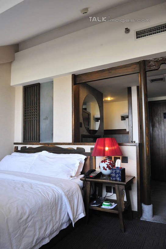 无人,家,打电话,竖图,室内,白天,正面,别墅,窗户,床,柜子,家具,靠垫,生活用品,卧室,装修,建筑,电话,照明,欧式,装饰,纸,纸盒,房屋,墙,双人床,屋子,公寓,灯光,床单,靠枕,豪华,通讯设备,被子,建设,现代,装潢,洋房,楼房,纸巾盒,玻璃窗,墙壁,墙面,住宅,灯,盒子,包装盒,话筒,容器,床头柜,灯具,垫子,室内装潢,枕头,纸巾,日用品,电话线,卫生纸,储藏,样板房,明亮,照亮,舒适,固定电话,被单,家居装潢,照明设备,储存,床头灯,房屋设计,地中海风格,古典风格,简约风格,室内设计,宽敞,样板房装潢,储备,蕴藏,贮备,生活用纸,交流,设计,电话机,沟通,通话,彩图,房子,睡房,卧房,贮存,shlyb1