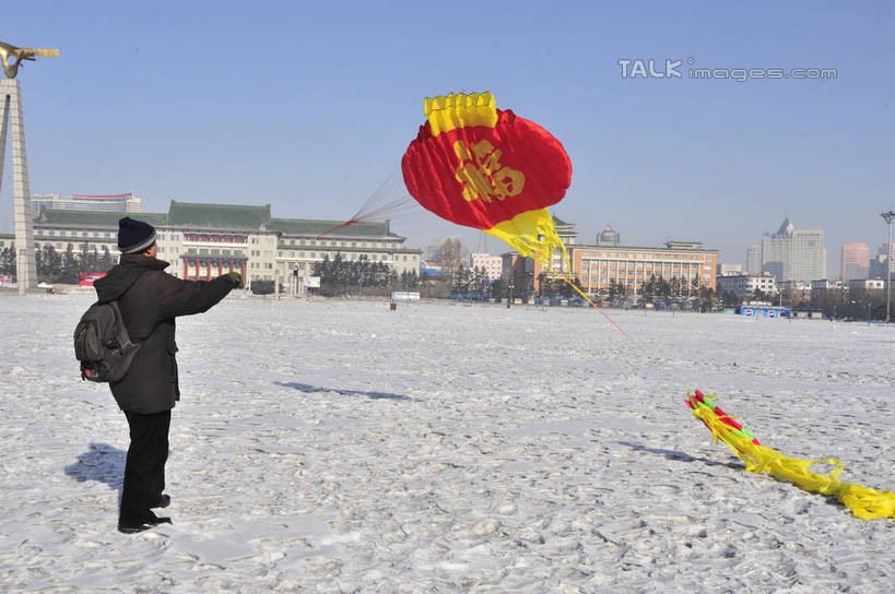 东方人,一个人,家,站,横图,室外,白天,侧面,旅游,度假,美景,雪,植物,大雪,城市风光,城市,建筑,帽子,中国,亚洲,仅一个男性,仅一个人,握,阴影,服装,光线,包,影子,房屋,屋子,积雪,景观,雪景,冬季,冬天,公寓,拿,旅行包,拿着,注视,休闲装,黄种人,娱乐,建设,洋房,楼房,住宅,树,树木,仅一个年轻男性,衣服,蓝色,绿色,蓝天,天空,阳光,自然,背包,风筝,天,观察,看,站着,享受,休闲,休闲服,景色,放松,寒冷,放风筝,握着,服饰,生长,晴朗,成长,观看,察看,纸鸢,关注,东亚,放鹞子,鹞,鹞子,鸢,木鸢,吉林,吉林省,长春,长春市,万里无云,中华人民共和国,省会,棉帽,严寒,旅游包,东北地区,吉,男人,男性,年轻男性,亚洲人,晴空,晴空万里,站立,彩图,全身,房子,双肩包,shlyb1