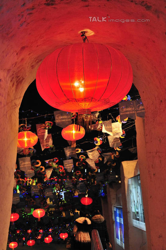 东方人,两个人,站,竖图,室外,夜晚,正面,度假,美景,城市风光,城市,夜景,照明,中国,亚洲,行人,游客,游人,吊挂,悬挂,阴影,服装,装饰,光线,灯笼,影子,纸灯笼,景观,灯光,挂,注视,休闲装,黄种人,娱乐,路人,旅客,衣服,灯具,观察,看,站着,享受,休闲,休闲服,景色,放松,服饰,观看,华丽,修饰,照亮,点缀,察看,照明设备,关注,东亚,吉林,吉林省,长春,长春市,中华人民共和国,省会,衬托,美观,雅致,雅观,东北地区,吉,过客,男人,男性,年轻男性,年轻女性,女人,女性,亚洲人,站立,半身,彩图,shlyb1