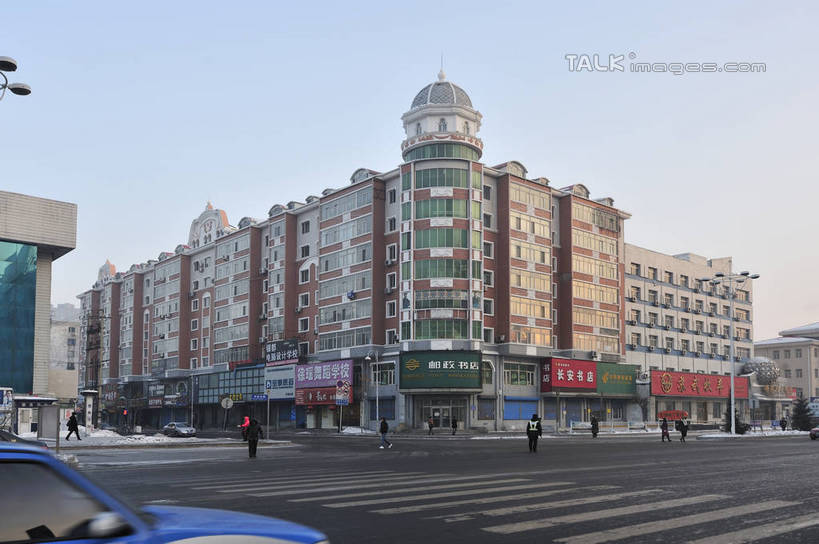东方人,高楼大厦,走,横图,室外,白天,仰视,度假,美景,雪,大雪,城市风光,城市,大厦,道路,建筑,路,摩天大楼,人行横道,公路,出租车,汽车,中国,亚洲,行人,游客,游人,阴影,服装,光线,影子,积雪,景观,雪景,冬季,冬天,人行道,交通,许多人,注视,休闲装,黄种人,娱乐,建设,路人,旅客,车,衣服,蓝色,蓝天,天空,阳光,交通工具,轿车,天,观察,看,一群人,享受,休闲,休闲服,景色,放松,寒冷,服饰,晴朗,观看,察看,关注,载具,的士,人行横道线,计程车,东亚,吉林,吉林省,长春,长春市,万里无云,中华人民共和国,省会,严寒,东北地区,吉,过客,男人,男性,年轻男性,年轻女性,女人,女性,亚洲人,晴空,晴空万里,斑马线,马路,步行,散步,走路,彩图,低角度拍摄,全身,大楼,高层建筑,高楼,摩天楼,shlyb1
