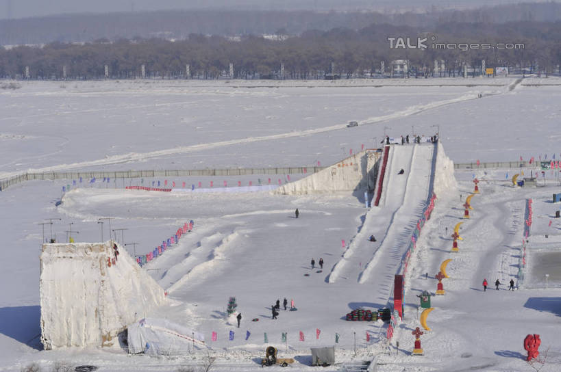 东方人,体育馆,运动场,站,横图,俯视,室外,白天,度假,美景,森林,树林,雪,植物,大雪,城市风光,城市,中国,亚洲,行人,游客,游人,阴影,服装,光线,影子,积雪,景观,雪景,冬季,冬天,许多人,注视,休闲装,黄种人,娱乐,体育场,路人,旅客,树,树木,衣服,绿色,阳光,自然,观察,看,站着,一群人,享受,休闲,滑雪场,休闲服,景色,放松,寒冷,服饰,生长,成长,观看,黑,察看,关注,东亚,黑龙江,黑龙江省,佳木斯,中华人民共和国,运动馆,严寒,东北地区,佳木斯市,过客,男人,男性,年轻男性,年轻女性,女人,女性,亚洲人,站立,彩图,高角度拍摄,全身,shlyb1
