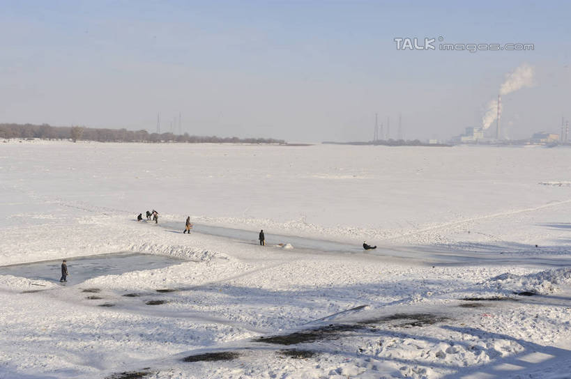 东方人,站,横图,俯视,室外,白天,旅游,度假,美景,雪,植物,大雪,中国,亚洲,行人,游客,游人,阴影,服装,光线,影子,积雪,景观,雪景,冬季,冬天,许多人,注视,休闲装,黄种人,娱乐,路人,旅客,树,树木,衣服,蓝色,绿色,蓝天,天空,阳光,自然,天,观察,看,站着,一群人,享受,休闲,休闲服,景色,放松,寒冷,服饰,生长,晴朗,成长,观看,黑,察看,关注,自然风光,东亚,黑龙江,黑龙江省,佳木斯,万里无云,中华人民共和国,严寒,东北地区,佳木斯市,过客,男人,男性,年轻男性,年轻女性,女人,女性,亚洲人,晴空,晴空万里,站立,彩图,高角度拍摄,全身,shlyb1