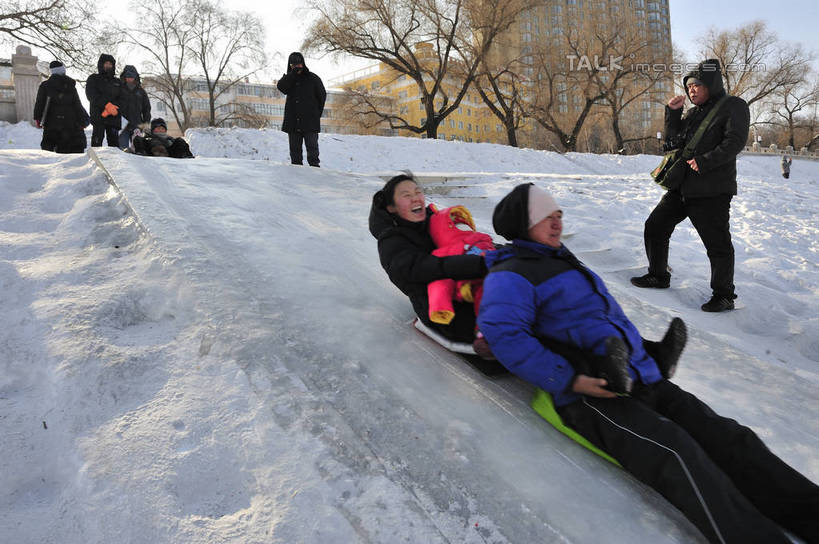 东方人,体育馆,运动场,站,坐,横图,室外,白天,正面,旅游,度假,美景,雪,植物,大雪,中国,亚洲,行人,游客,游人,阴影,服装,光线,影子,积雪,景观,雪景,冬季,冬天,许多人,注视,黄种人,娱乐,体育场,路人,旅客,车,树,树木,衣服,蓝色,绿色,蓝天,天空,阳光,自然,交通工具,天,观察,看,站着,一群人,享受,休闲,滑雪场,温暖,景色,放松,寒冷,服饰,生长,晴朗,成长,观看,保暖,黑,雪橇,察看,御寒,关注,自然风光,载具,雪橇车,滑雪服,东亚,黑龙江,黑龙江省,佳木斯,万里无云,中华人民共和国,运动馆,严寒,东北地区,佳木斯市,过客,竞技服,旅游服,冬装,男人,男性,年轻男性,年轻女性,女人,女性,亚洲人,晴空,晴空万里,站立,坐着,半身,彩图,shlyb1