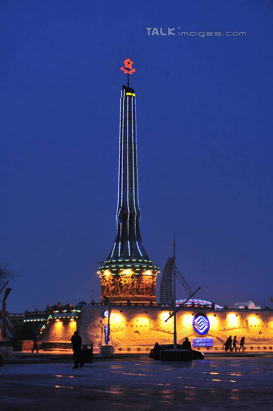 无人,体育馆,运动场,竖图,彩色,室外,夜晚,正面,度假,美景,雪,大雪,城市风光,城市,霓虹灯,夜景,中国,亚洲,阴影,光线,影子,积雪,景观,雪景,冬季,冬天,纪念碑,灯光,七彩,娱乐,光源,体育场,霓虹,灯,蓝色,蓝天,天空,天,享受,休闲,滑雪场,景色,放松,寒冷,晴朗,黑,照明设备,东亚,黑龙江,黑龙江省,佳木斯,万里无云,中华人民共和国,氖灯,运动馆,严寒,东北地区,佳木斯市,晴空,晴空万里,彩图,shlyb1