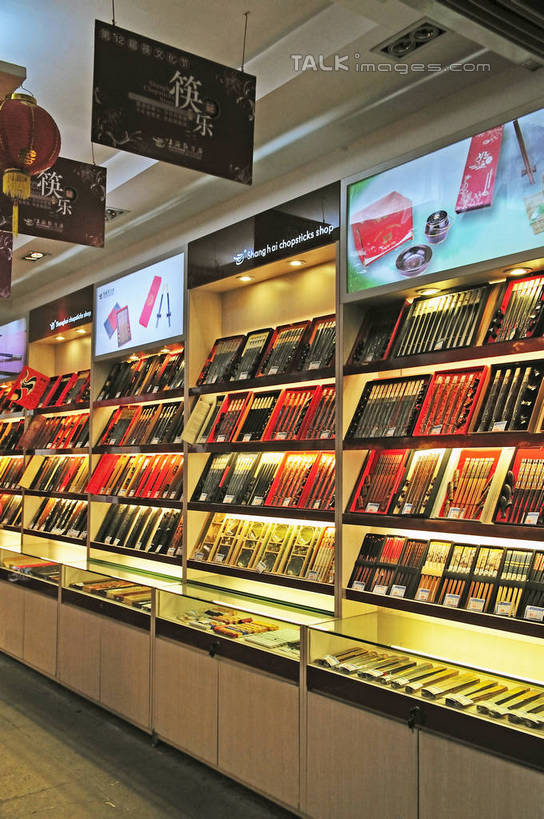 无人,商店,竖图,室内,白天,正面,购物,旅游,度假,消费,筷子,标志建筑,地标,建筑,餐具,照明,上海,中国,春节,亚洲,节日,庆祝,灯笼,纸灯笼,庙会,文化,娱乐,建设,商铺,传统,货架,架子,灯具,城隍庙,祈祷,庆典,享受,休闲,健康,旅游胜地,放松,许愿,金融,宗教,信仰,纪念,礼节,祈求,照亮,申,照明设备,礼仪,陈列架,选购,贸易,黄浦区,东亚,上海市,中华人民共和国,沪,华东地区,血拼,市肆,商号,老城隍庙,平安,进餐用具,彩图,店铺,庙市,节场,沃普尔吉斯之夜,shlyb1