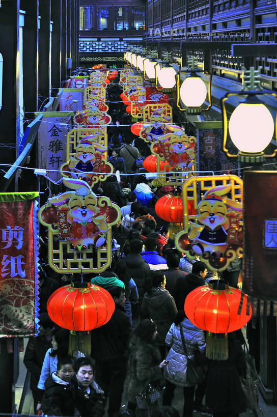 东方人,商店,走,竖图,俯视,室外,夜晚,购物,旅游,度假,消费,标志建筑,道路,地标,建筑,路,照明,上海,中国,春节,亚洲,行人,游客,游人,阴影,服装,节日,庆祝,光线,灯笼,影子,纸灯笼,庙会,小路,灯光,交通,许多人,注视,休闲装,黄种人,文化,娱乐,建设,商铺,路人,旅客,衣服,灯具,城隍庙,观察,看,祈祷,一群人,庆典,享受,休闲,健康,休闲服,旅游胜地,放松,许愿,金融,宗教,服饰,信仰,观看,纪念,祈求,照亮,申,察看,照明设备,关注,选购,贸易,黄浦区,东亚,上海市,中华人民共和国,沪,华东地区,血拼,市肆,商号,过客,老城隍庙,平安,男人,男性,年轻男性,年轻女性,女人,女性,亚洲人,步行,散步,走路,半身,彩图,高角度拍摄,店铺,庙市,节场,shlyb1