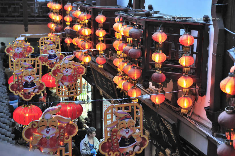 东方人,商店,走,横图,俯视,室外,白天,购物,旅游,度假,消费,标志建筑,地标,建筑,哺乳动物,照明,上海,中国,春节,亚洲,行人,游客,游人,阴影,服装,节日,庆祝,光线,兔子,灯笼,影子,纸灯笼,庙会,灯光,许多人,注视,休闲装,黄种人,文化,娱乐,建设,商铺,路人,旅客,衣服,动物,灯具,城隍庙,观察,看,祈祷,一群人,庆典,享受,休闲,健康,休闲服,旅游胜地,放松,许愿,金融,宗教,服饰,信仰,观看,纪念,祈求,兔,照亮,申,察看,照明设备,关注,选购,贸易,黄浦区,东亚,上海市,中华人民共和国,沪,华东地区,血拼,市肆,商号,过客,老城隍庙,平安,男人,男性,年轻男性,年轻女性,女人,女性,亚洲人,步行,散步,走路,半身,彩图,高角度拍摄,店铺,庙市,节场,shlyb1