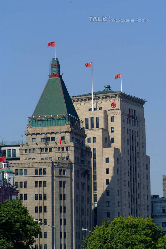 无人,高楼大厦,竖图,室外,白天,仰视,度假,美景,植物,城市风光,城市,大厦,建筑,摩天大楼,旗帜,上海,中国,亚洲,阴影,光线,影子,景观,娱乐,旗子,建设,黄浦江,树,树木,蓝色,绿色,蓝天,天空,阳光,自然,外滩,天,享受,休闲,景色,放松,生长,晴朗,成长,申,黄浦区,东亚,沙逊大厦,中山东一路,上海市,万里无云,中华人民共和国,沪,华东地区,旌旗,旗号,晴空,晴空万里,彩图,低角度拍摄,大楼,高层建筑,高楼,摩天楼,黄埔滩,上海外滩,外黄埔滩,shlyb1