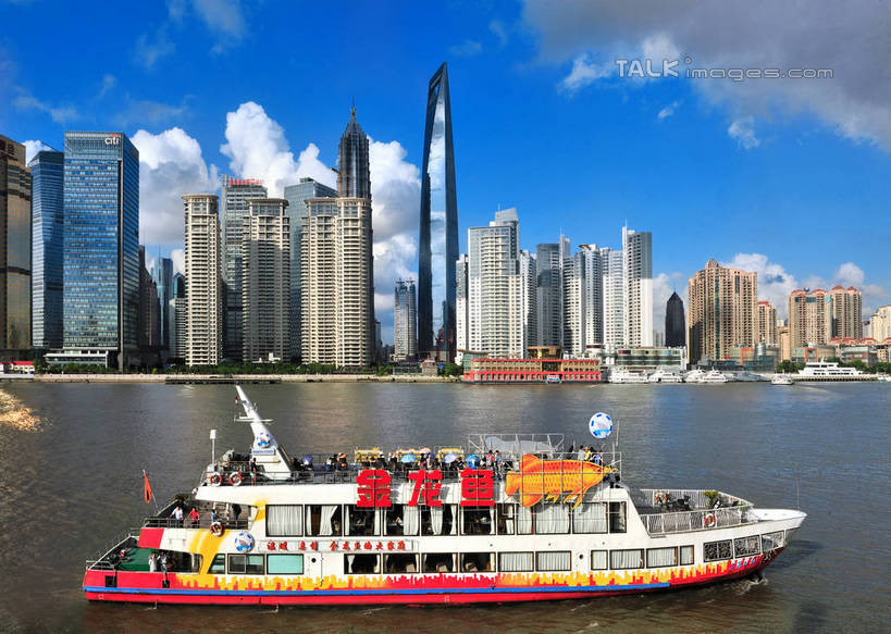 无人,高楼大厦,横图,室外,白天,正面,度假,河流,美景,水,植物,城市风光,城市,大厦,建筑,摩天大楼,船,上海,中国,亚洲,阴影,波纹,光线,影子,河水,景观,水流,云,云朵,涟漪,云彩,娱乐,建设,黄浦江,油轮,树,树木,蓝色,绿色,白云,倒影,蓝天,水纹,天空,阳光,自然,交通工具,外滩,波浪,天,享受,休闲,景色,放松,生长,晴朗,成长,上海大厦,申,倒映,载具,黄浦区,浦西,东亚,万国建筑博览群,外滩万国建筑博览群,上海总会,亚细亚大楼,东风饭店,有利大楼,日清大楼,中国通商银行大楼,招商局大楼,大北电报公司大楼,浦东发展银行大楼,上海海关大楼,交通银行大楼,华俄道胜银行大楼,台湾银行大楼,麦加利银行大楼,友邦大厦,和平饭店南楼,和平饭店北楼,中国银行大楼,怡泰邮船大楼,正金大楼,怡和洋行大楼,东方大楼,英国领事馆,俄罗斯总领事馆,气象信号台,中山东一路,上海市,中华人民共和国,沪,华东地区,水晕,反照,晴空,彩图,大楼,高层建筑,高楼,摩天楼,商船,油船,运输船舶,黄埔滩,上海外滩,外黄埔滩,shlyb1
