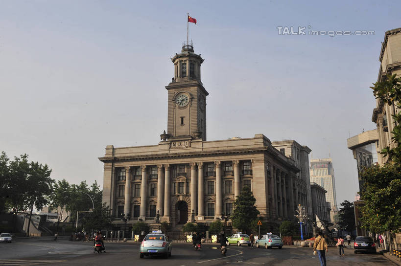 东方人,高楼大厦,走,横图,室外,白天,仰视,度假,美景,植物,城市风光,标志建筑,城市,大厦,道路,地标,建筑,路,摩天大楼,公路,汽车,旗帜,武汉,中国,亚洲,行人,游客,游人,阴影,服装,时间,光线,时钟,影子,景观,交通,许多人,计时,注视,休闲装,黄种人,娱乐,旗子,建设,路人,旅客,车,树,树木,衣服,蓝色,绿色,蓝天,天空,阳光,自然,钟表,交通工具,轿车,天,观察,看,一群人,享受,休闲,休闲服,表,景色,放松,服饰,生长,晴朗,成长,观看,察看,关注,载具,东亚,湖北,湖北省,江汉关大楼,武汉市,汉口,万里无云,中华人民共和国,省会,塔钟,旌旗,旗号,华中地区,鄂,过客,男人,男性,年轻男性,年轻女性,女人,女性,亚洲人,钟,晴空,晴空万里,马路,步行,散步,走路,半身,彩图,低角度拍摄,大楼,高层建筑,高楼,摩天楼,东方芝加哥,江汉路步行街,沿江大道,shlyb1