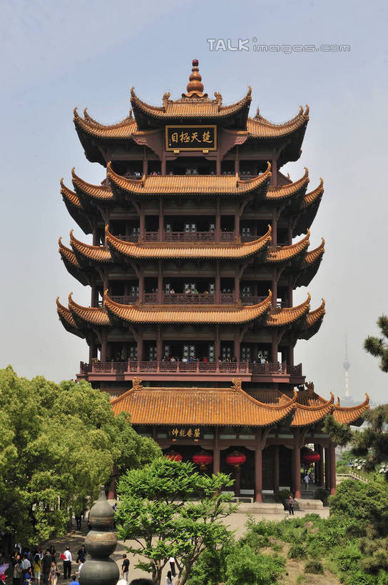 东方人,寺庙,走,竖图,室外,白天,正面,旅游,度假,植物,标志建筑,地标,建筑,武汉,中国,亚洲,行人,游客,游人,阴影,服装,节日,光线,影子,许多人,燃烧,注视,休闲装,黄种人,文化,娱乐,建设,路人,旅客,树,树木,衣服,蓝色,绿色,蓝天,天空,阳光,自然,香火,庙宇,天,观察,看,祈祷,一群人,享受,休闲,健康,休闲服,旅游胜地,放松,许愿,宗教,服饰,信仰,生长,晴朗,成长,观看,纪念,祈求,察看,关注,东亚,湖北,湖北省,黄鹤楼,武昌区,武汉市,武昌,万里无云,中华人民共和国,省会,华中地区,鄂,过客,平安,男人,男性,年轻男性,年轻女性,女人,女性,亚洲人,晴空,晴空万里,步行,散步,走路,半身,彩图,庙,寺,黄鹄山,蛇山,黄鹤楼公园,shlyb1