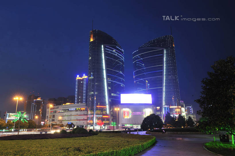 无人,高楼大厦,横图,室外,夜晚,仰视,度假,草地,草坪,美景,植物,城市风光,城市,大厦,道路,建筑,路,路灯,摩天大楼,夜景,公路,照明,武汉,中国,亚洲,阴影,光线,影子,景观,灯光,交通,娱乐,建设,灯,草,树,树木,蓝色,绿色,蓝天,天空,自然,天,享受,休闲,景色,放松,生长,晴朗,成长,照亮,照明设备,东亚,湖北,湖北省,中国光谷,武汉市,万里无云,中华人民共和国,省会,华中地区,鄂,晴空,晴空万里,马路,彩图,低角度拍摄,大楼,高层建筑,高楼,摩天楼,洪山,洪山区,江夏,江夏区,武汉东湖新技术产业开发区,武汉光谷,shlyb1