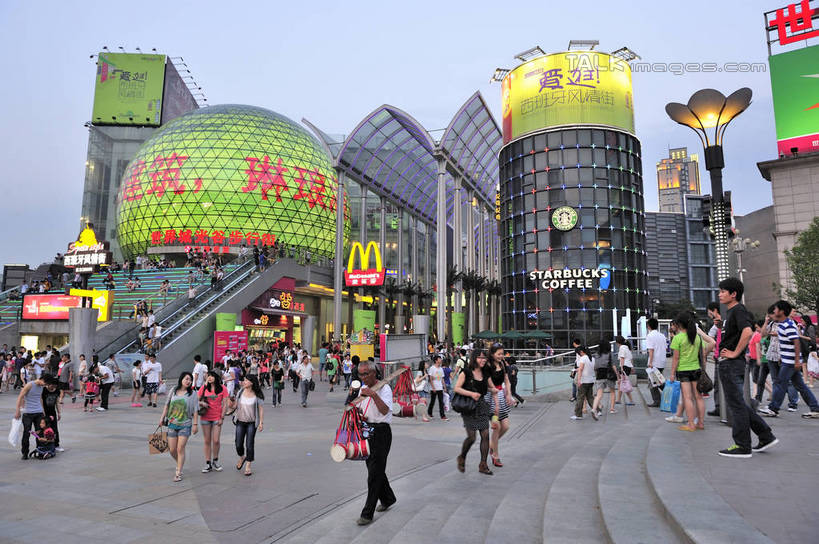 东方人,高楼大厦,商店,走,横图,室外,白天,正面,购物,度假,消费,美景,楼梯,城市风光,超市,城市,大厦,建筑,路灯,摩天大楼,商场,照明,武汉,中国,亚洲,行人,游客,游人,阴影,服装,光线,标志,文字,影子,字符,阶梯,景观,灯光,许多人,注视,休闲装,黄种人,娱乐,标识,建设,路人,旅客,台阶,灯,衣服,蓝色,蓝天,天空,天,观察,看,一群人,享受,休闲,休闲服,汉字,景色,放松,金融,百货,服饰,晴朗,观看,照亮,察看,照明设备,关注,中文,选购,贸易,百货公司,东亚,湖北,湖北省,中国光谷,武汉市,万里无云,中华人民共和国,省会,血拼,国文,华文,华中地区,鄂,过客,男人,男性,年轻男性,年轻女性,女人,女性,亚洲人,晴空,晴空万里,步行,散步,走路,半身,彩图,大楼,高层建筑,高楼,购物商场,购物中心,摩天楼,商业中心,洪山,洪山区,江夏,江夏区,武汉东湖新技术产业开发区,武汉光谷,shlyb1