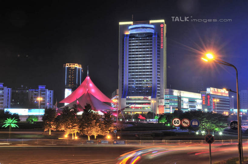 无人,高楼大厦,横图,彩色,室外,夜晚,正面,度假,美景,植物,城市风光,城市,大厦,道路,建筑,路,路灯,摩天大楼,霓虹灯,夜景,公路,照明,武汉,中国,亚洲,阴影,光线,影子,景观,灯光,七彩,交通,娱乐,光源,建设,霓虹,灯,树,树木,绿色,自然,享受,休闲,景色,放松,生长,成长,照亮,照明设备,东亚,湖北,湖北省,中国光谷,武汉市,中华人民共和国,省会,氖灯,华中地区,鄂,马路,彩图,大楼,高层建筑,高楼,摩天楼,洪山,洪山区,江夏,江夏区,武汉东湖新技术产业开发区,武汉光谷,shlyb1