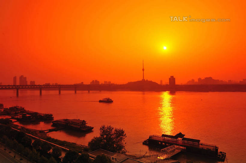 无人,高楼大厦,码头,横图,室外,白天,正面,度假,河流,美景,日落,水,城市风光,城市,大厦,港口,建筑,轮船,摩天大楼,船,武汉,中国,亚洲,阴影,波纹,光线,影子,河水,景观,水流,晚霞,霞光,落日,涟漪,背光,娱乐,建设,倒影,水纹,阳光,黄昏,交通工具,波浪,享受,休闲,景色,彩霞,放松,倒映,载具,逆光,东亚,湖北,湖北省,武昌区,武汉市,武昌,武汉长江大桥,汉阳,中华人民共和国,省会,水晕,华中地区,鄂,夕照,反照,薄暮,夕阳,彩图,傍晚,摆渡口,埠头,大楼,渡口,渡头,港湾,高层建筑,高楼,海港,货运码头,口岸,摩天楼,商港,龟山,汉阳区,黄鹄山,蛇山,斜阳,shlyb1