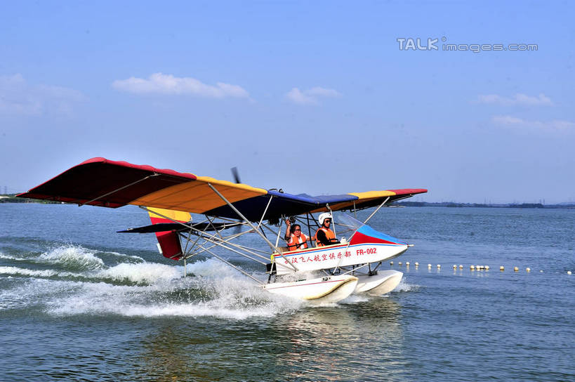 东方人,两个人,坐,横图,室外,白天,侧面,旅游,度假,河流,美景,水,船,武汉,中国,亚洲,行人,游客,游人,阴影,波纹,飞溅,服装,溅,光线,液体,影子,河水,景观,水滴,水流,云,云朵,游艇,涟漪,云彩,注视,休闲装,黄种人,娱乐,路人,旅客,水珠,衣服,蓝色,白云,倒影,蓝天,水纹,天空,阳光,自然,交通工具,波浪,天,观察,看,享受,休闲,休闲服,景色,放松,服饰,晴朗,观看,察看,倒映,关注,喷洒,自然风光,载具,东亚,湖北,湖北省,武汉市,中华人民共和国,省会,水晕,华中地区,鄂,反照,过客,男人,男性,年轻男性,年轻女性,女人,女性,亚洲人,晴空,坐着,彩图,全身,武汉东湖,武汉东湖风景区,shlyb1