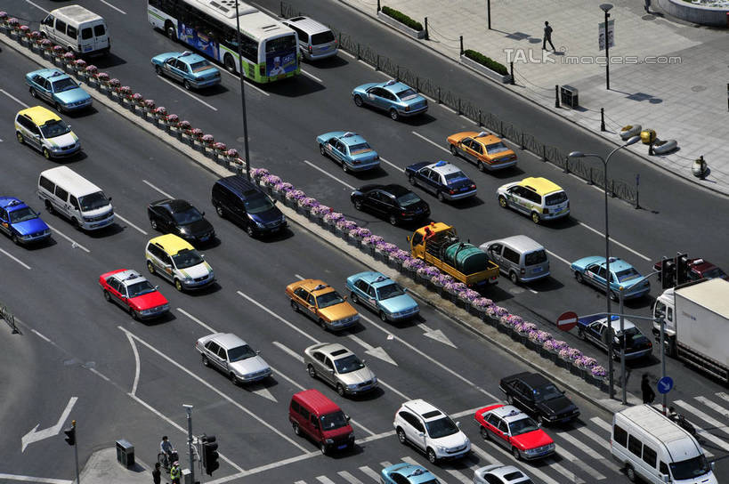 无人,横图,俯视,室外,白天,度假,美景,植物,城市风光,城市,道路,路,公路,汽车,旗帜,武汉,中国,亚洲,许多,阴影,光线,影子,景观,分界线,停车线,交通,很多,拥堵,拥挤,娱乐,旗子,车,树,树木,绿色,阳光,自然,交通工具,轿车,享受,休闲,景色,放松,生长,成长,车行道,车行道分界线,堵车,塞车,载具,标线,东亚,车行线,湖北,湖北省,武汉市,中华人民共和国,省会,旌旗,旗号,华中地区,鄂,马路,彩图,高角度拍摄,shlyb1