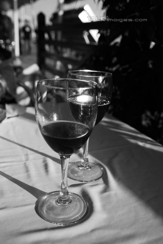 红酒,葡萄酒,无人,竖图,俯视,黑白,室外,特写,白天,餐桌,桌子,杯子,阴影,朦胧,模糊,光线,布料,高脚杯,影子,红酒杯,酒类,布纹,玻璃制品,酒,桌布,饮料,阳光,餐巾,酒杯,台布,红葡萄酒,餐台,葡萄酒杯,玻璃杯,餐桌布,高角度拍摄,shqxy1