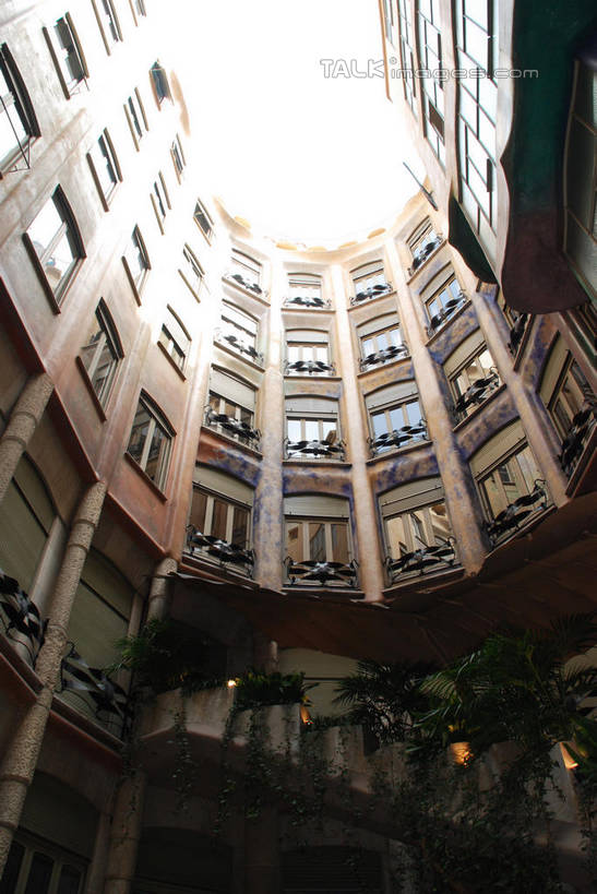 无人,家,竖图,室外,白天,仰视,旅游,度假,美景,窗户,城市风光,城市,建筑,西班牙,欧洲,巴塞罗那,一排,许多,阴影,整齐,并列,并排,光线,影子,房屋,屋子,景观,公寓,很多,娱乐,建设,洋房,楼房,米拉之家,玻璃窗,住宅,排列,蓝色,蓝天,天空,阳光,天,享受,休闲,景色,放松,晴朗,队列,南欧,平行,格拉西亚大道,万里无云,首府,加泰罗尼亚,西班牙王国,晴空,晴空万里,彩图,低角度拍摄,房子,扩展区,shqxy1