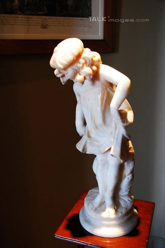 西方人,一个人,无人,家,站,竖图,室内,特写,白天,正面,旅游,度假,美景,城市风光,城市,建筑,雕塑,西班牙,欧洲,巴塞罗那,欧洲人,仅一个年轻女性,仅一个女性,仅一个人,艺术,装饰,雕刻,雕像,房屋,屋子,景观,公寓,娱乐,建设,洋房,楼房,米拉之家,住宅,工艺品,站着,享受,休闲,景色,放松,纪念,美术,南欧,主题,陈列,格拉西亚大道,首府,加泰罗尼亚,西班牙王国,功能,美学,年轻女性,女人,女性,白种人,站立,彩图,全身,房子,扩展区,shqxy1