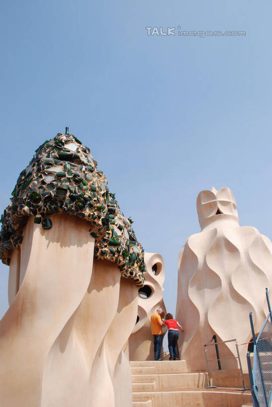 无人,家,竖图,室外,白天,仰视,旅游,度假,美景,城市风光,城市,建筑,雕塑,西班牙,欧洲,巴塞罗那,阴影,艺术,装饰,光线,雕刻,雕像,影子,房屋,屋子,景观,公寓,面,娱乐,建设,洋房,楼房,米拉之家,住宅,蓝色,蓝天,天空,阳光,工艺品,天,享受,休闲,景色,放松,晴朗,纪念,美术,南欧,主题,陈列,格拉西亚大道,万里无云,首府,加泰罗尼亚,西班牙王国,功能,美学,晴空,晴空万里,彩图,低角度拍摄,房子,扩展区,shqxy1