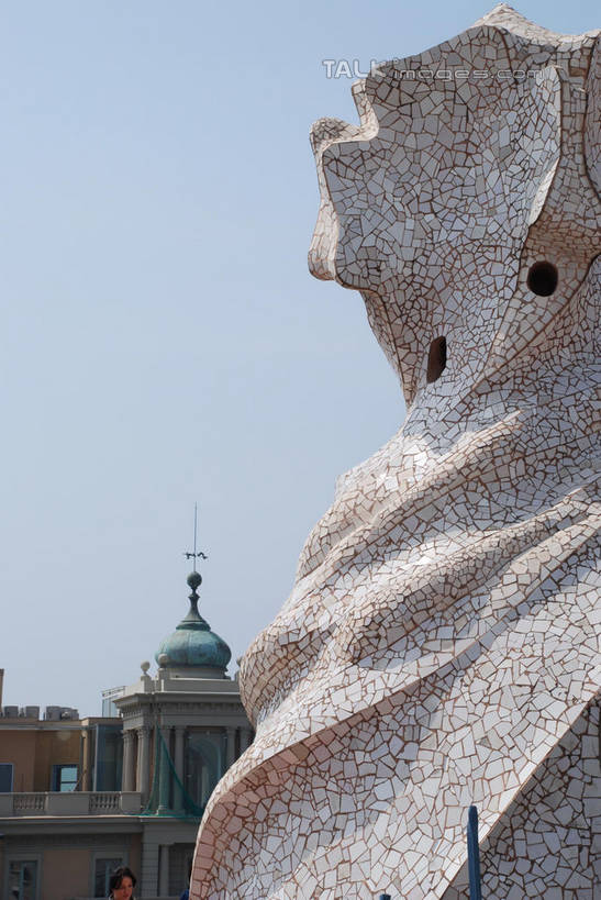 无人,家,竖图,室外,白天,仰视,旅游,度假,美景,城市风光,城市,建筑,雕塑,西班牙,欧洲,巴塞罗那,阴影,艺术,装饰,光线,雕刻,雕像,影子,房屋,屋子,景观,公寓,面,娱乐,建设,洋房,楼房,米拉之家,住宅,蓝色,蓝天,天空,阳光,工艺品,天,享受,休闲,景色,放松,晴朗,纪念,美术,南欧,主题,陈列,格拉西亚大道,万里无云,首府,加泰罗尼亚,西班牙王国,功能,美学,晴空,晴空万里,彩图,低角度拍摄,房子,扩展区,shqxy1