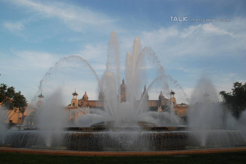 无人,宫殿,横图,室外,白天,仰视,度假,美景,植物,城市风光,城市,喷泉,西班牙,欧洲,巴塞罗那,阴影,飞溅,溅,光线,液体,影子,堡垒,城堡,景观,水滴,云,云朵,云彩,文化,娱乐,西班牙广场,水珠,树,树木,蓝色,绿色,白云,蓝天,天空,阳光,自然,天,品味,享受,休闲,景色,放松,生长,晴朗,成长,宫廷,要塞,南欧,喷洒,水景,首府,加泰罗尼亚,西班牙王国,美观,王宫,设防,设计,晴空,彩图,低角度拍摄,皇宫,蒙特惠奇山,shqxy1