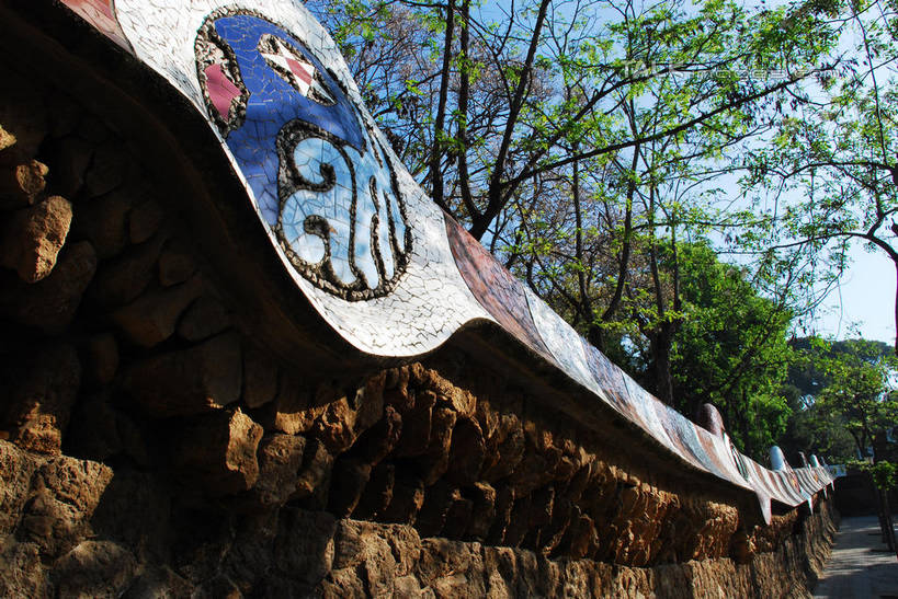 无人,公园,横图,室外,白天,仰视,度假,绘画,美景,植物,城市风光,城市,西班牙,欧洲,巴塞罗那,阴影,艺术,装饰,光线,影子,墙,景观,文化,娱乐,桂尔公园,壁画,墙壁,墙面,树,树木,蓝色,绿色,蓝天,天空,阳光,自然,天,享受,休闲,景色,放松,生长,晴朗,成长,华丽,修饰,点缀,南欧,万里无云,首府,加泰罗尼亚,西班牙王国,衬托,美观,雅致,雅观,晴空,晴空万里,画画,彩图,低角度拍摄,shqxy1